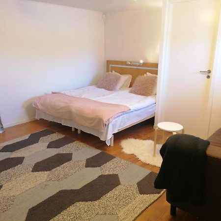 Ett Rums Laegenhet Med Egen Ingang, Parkering Örebro Extérieur photo