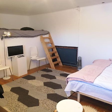 Ett Rums Laegenhet Med Egen Ingang, Parkering Örebro Extérieur photo