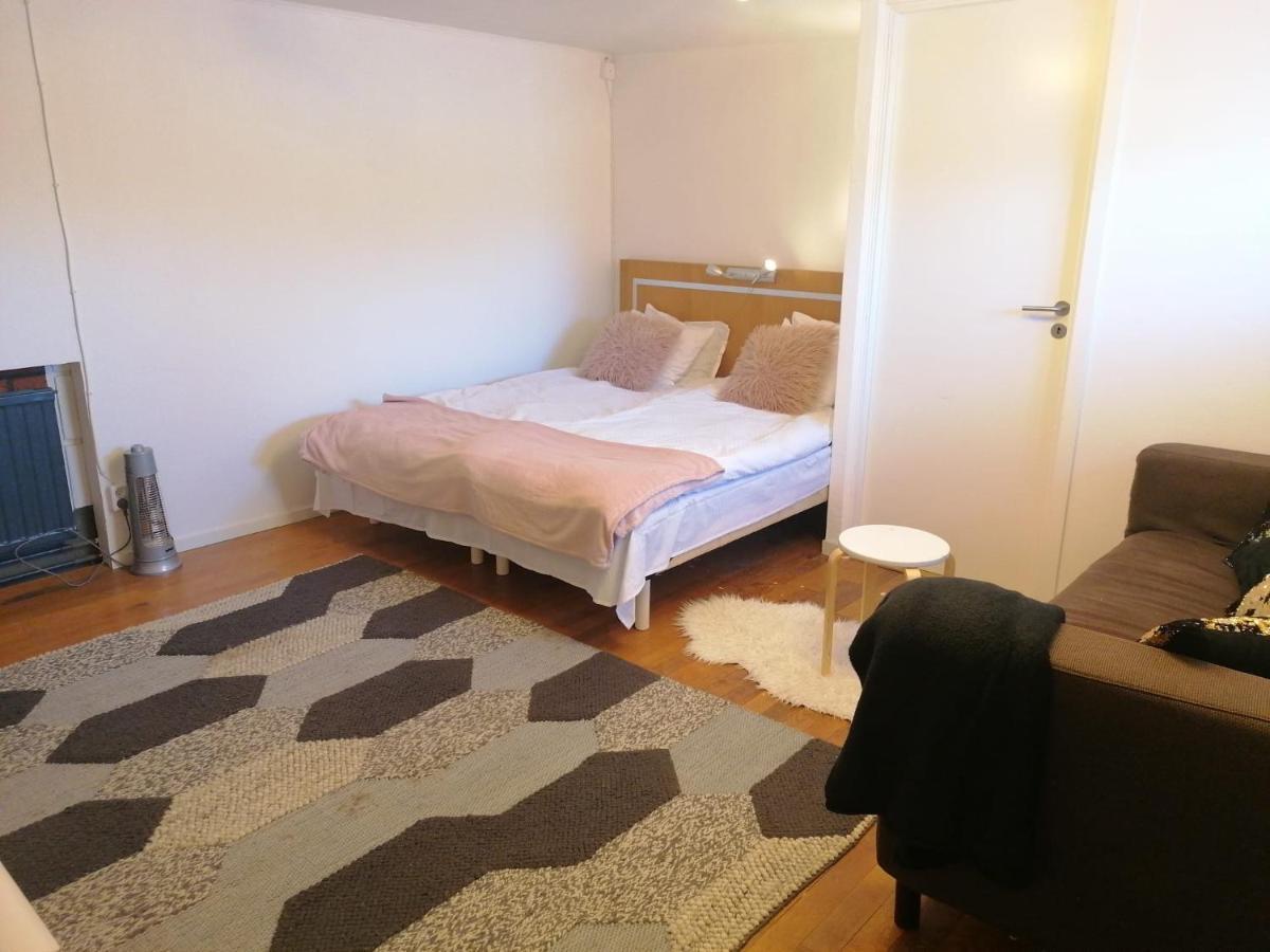 Ett Rums Laegenhet Med Egen Ingang, Parkering Örebro Extérieur photo