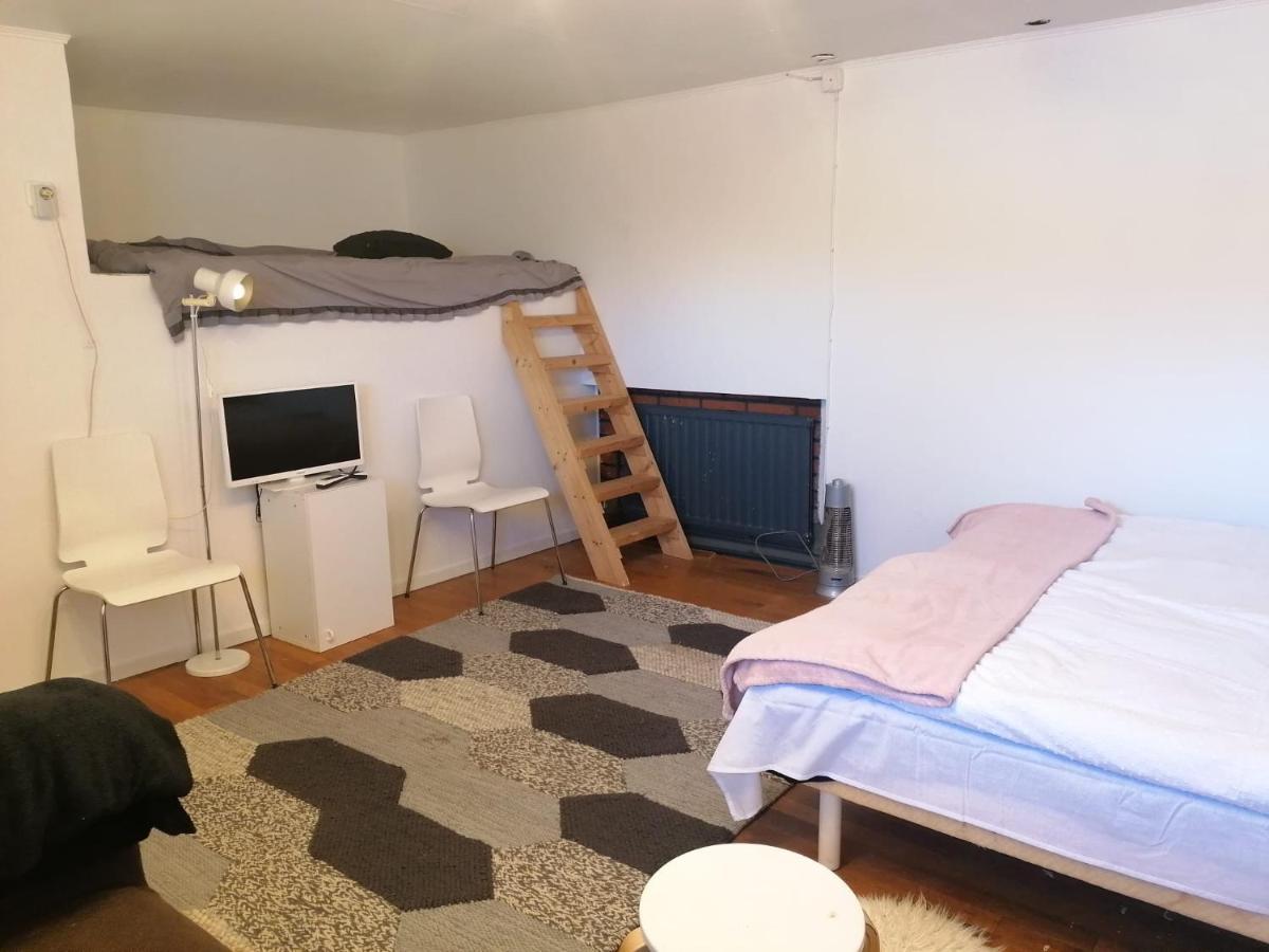 Ett Rums Laegenhet Med Egen Ingang, Parkering Örebro Extérieur photo