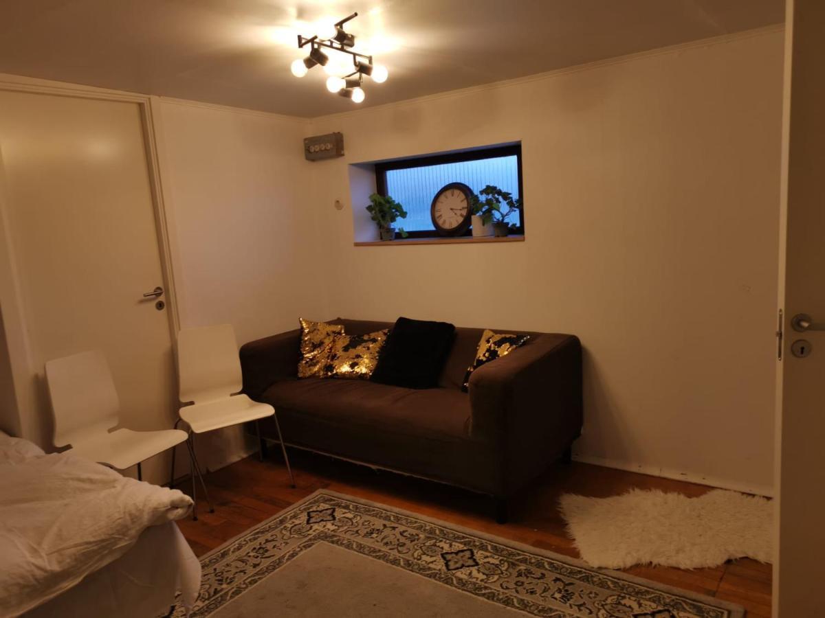 Ett Rums Laegenhet Med Egen Ingang, Parkering Örebro Extérieur photo