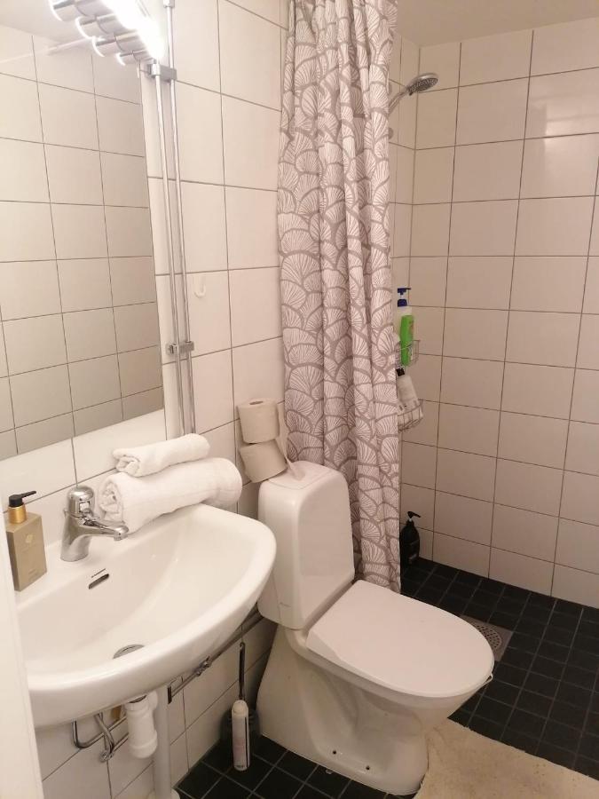 Ett Rums Laegenhet Med Egen Ingang, Parkering Örebro Extérieur photo