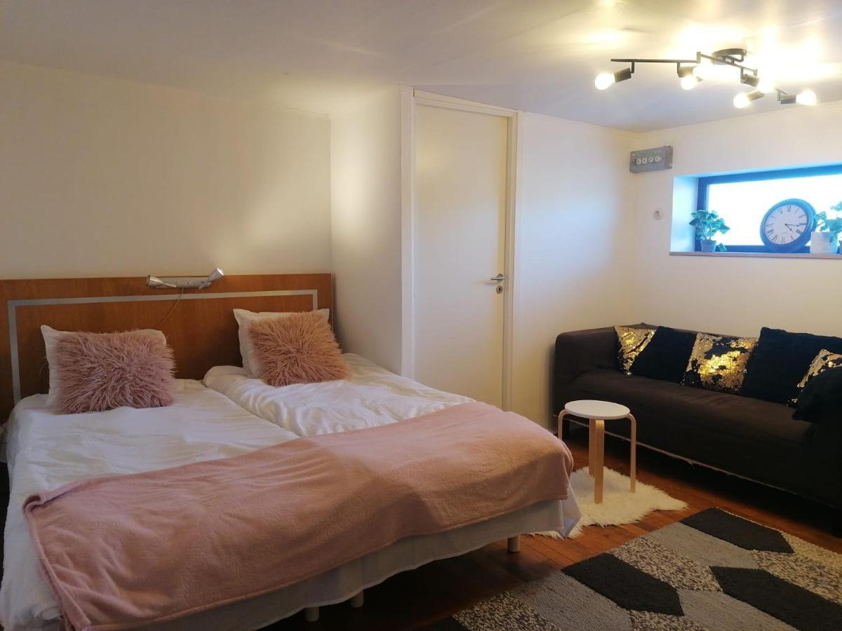 Ett Rums Laegenhet Med Egen Ingang, Parkering Örebro Extérieur photo