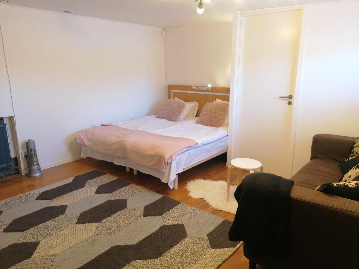 Ett Rums Laegenhet Med Egen Ingang, Parkering Örebro Extérieur photo